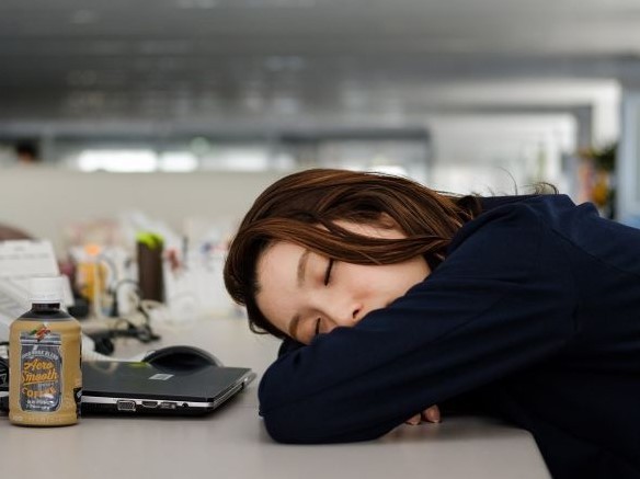 日本每年因睡眠不足损失近8000亿元 部分公司引入午睡制度
